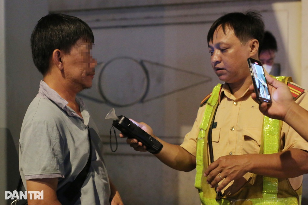 Bị phạt nồng độ cồn, tài xế ở TPHCM gọi người đến chốt CSGT xin bỏ qua lỗi - 3 Bị phạt nồng độ cồn, tài xế ở TPHCM gọi người đến chốt CSGT xin bỏ qua lỗi - 3