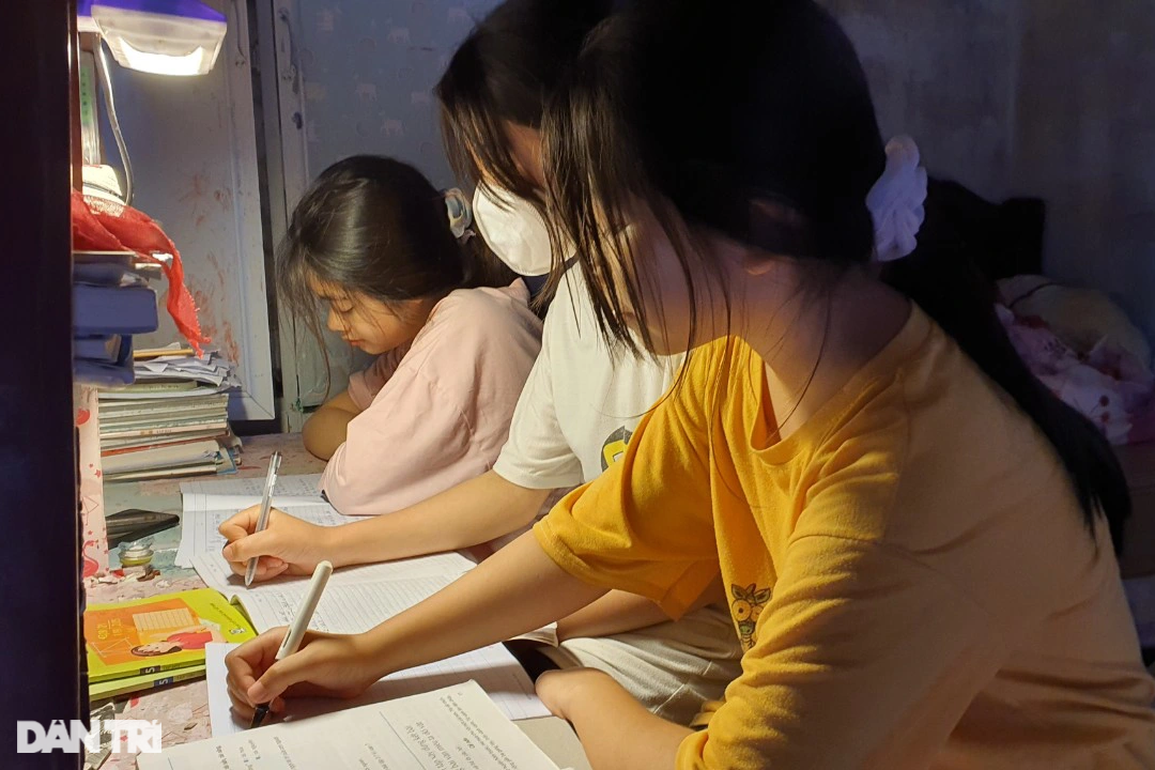 Bố ngã giàn giáo nằm liệt giường, 3 con thơ nguy cơ bỏ học giữa chừng - 10 Bố ngã giàn giáo nằm liệt giường, 3 con thơ nguy cơ bỏ học giữa chừng - 10