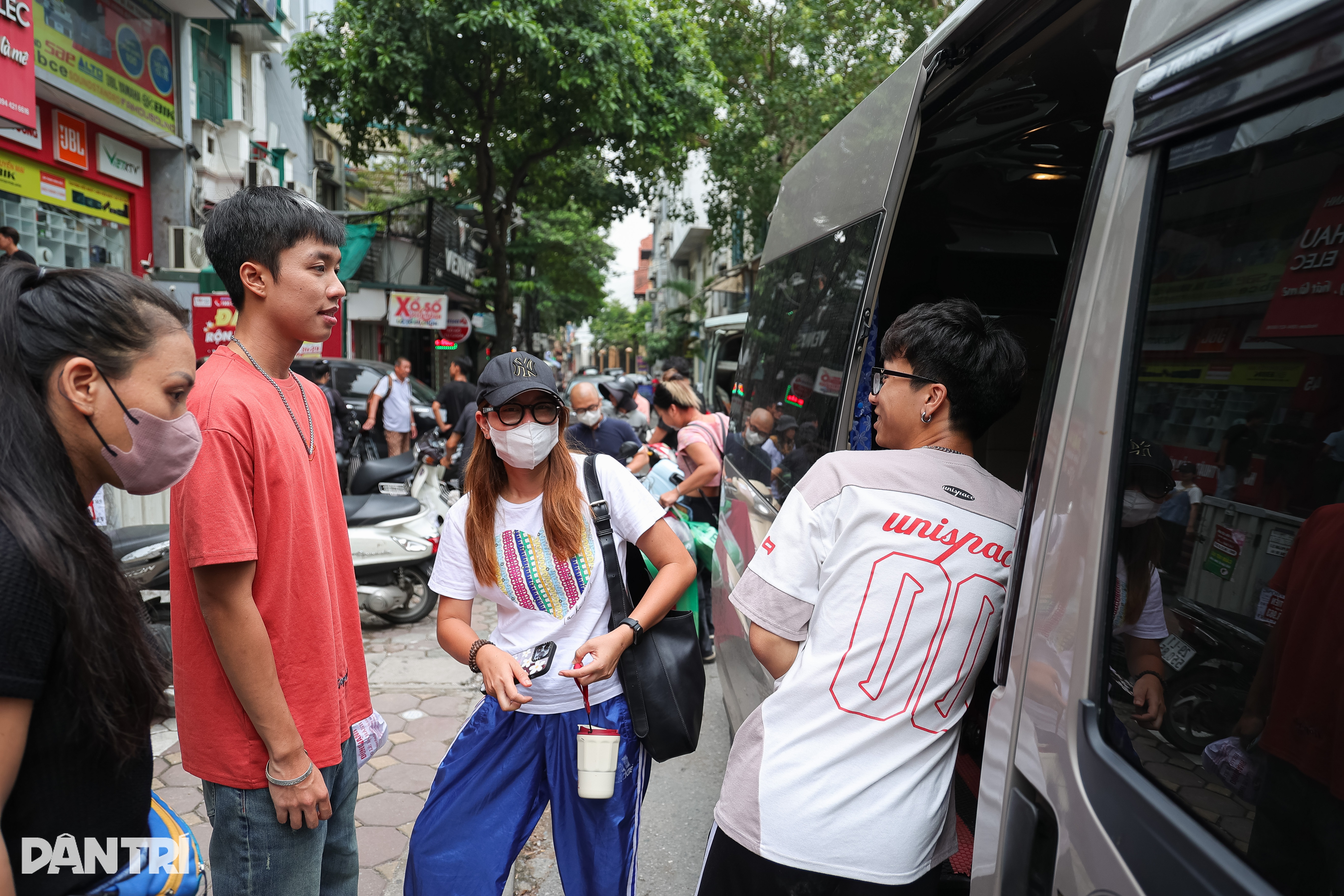 پسر ون دانگ نقش استاد جوان ثروتمند چای را بازی میکند: خوردن ناهار جعبهای، دویدن زیر باران سر صحنه فیلمبرداری - ۳ Con trai Vân Dung vào vai cậu ấm Chải: Ăn cơm hộp, chạy mưa ở trường quay - 3