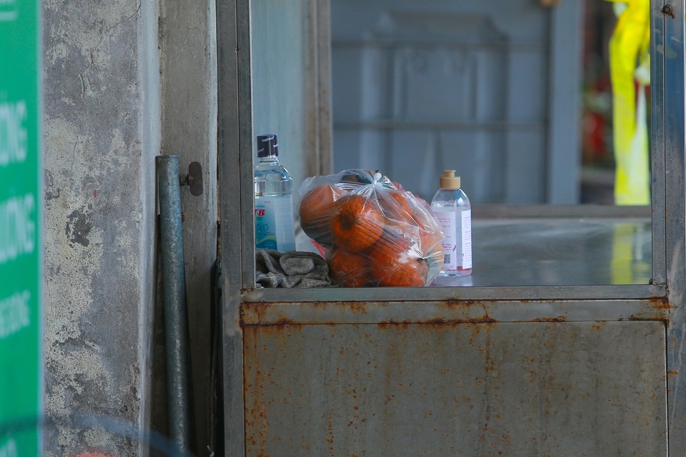 Người dân phố Trúc Bạch bị cách ly được tiếp nhu yếu phẩm như thế nào? - 4 Người dân phố Trúc Bạch bị cách ly được tiếp nhu yếu phẩm như thế nào? - 4