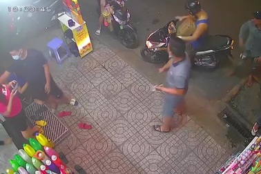 Người đàn ông bị giật dây chuyền khi đang mua sữa cho con