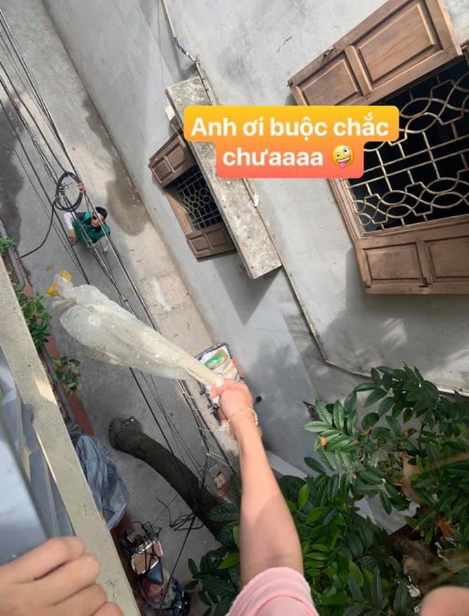 Thòng dây từ tầng 3 xuống để nhận hàng, 2 cô gái bật cười vì phản ứng của shipper vào phút cuối - Ảnh 3. Thòng dây từ tầng 3 xuống để nhận hàng, 2 cô gái bật cười vì phản ứng của shipper vào phút cuối - Ảnh 3.