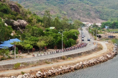 Giải xe đạp xuyên Việt: Igor Frolov cán đích đầu tiên trên đỉnh đèo Vĩnh Hy