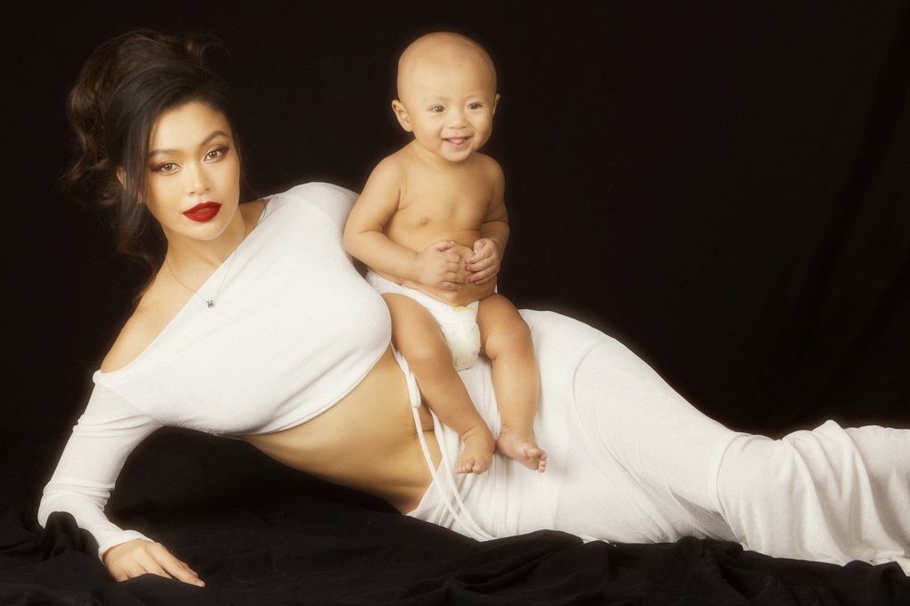 Mâu Thủy chụp ảnh cùng con trai 8 tháng tuổi, khoe bụng phẳng lì sau sinh - 1 Mâu Thủy chụp ảnh cùng con trai 8 tháng tuổi, khoe bụng phẳng lì sau sinh - 1