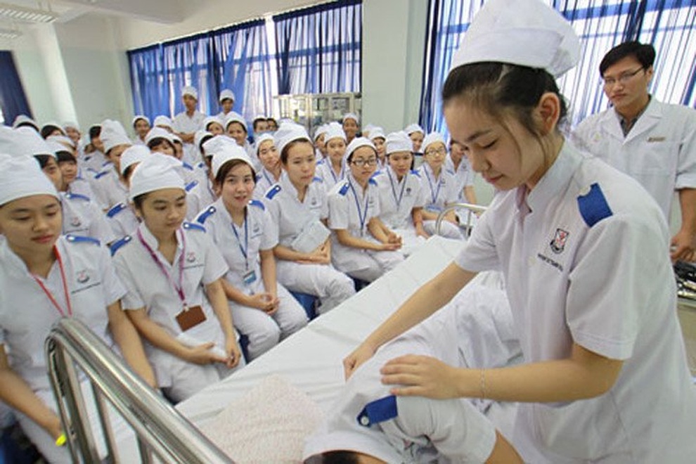 Điều dưỡng, nghề hot khi dịch Covid-19 tung hoành thế giới - 2 Điều dưỡng, nghề hot khi dịch Covid-19 tung hoành thế giới - 2