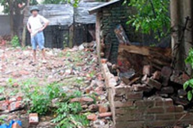 Cán bộ phường dẫn người đến đập nhà dân?