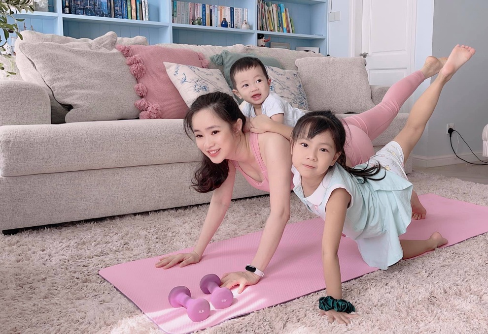 Bà mẹ 3 con chia sẻ tuyệt chiêu tập luyện giữ dáng tại nhà mùa dịch - 3 Bà mẹ 3 con chia sẻ tuyệt chiêu tập luyện giữ dáng tại nhà mùa dịch - 3