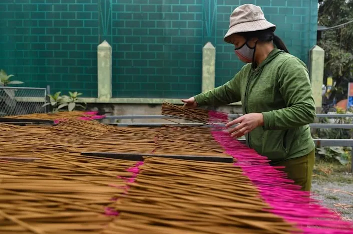 Báo Tây ấn tượng với cảnh nhộn nhịp của làng làm hương Việt ngày cận Tết - 3 Báo Tây ấn tượng với cảnh nhộn nhịp của làng làm hương Việt ngày cận Tết - 3