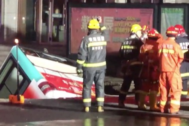 Trung Quốc: “Hố tử thần” nuốt chửng xe buýt, ít nhất 6 người chết