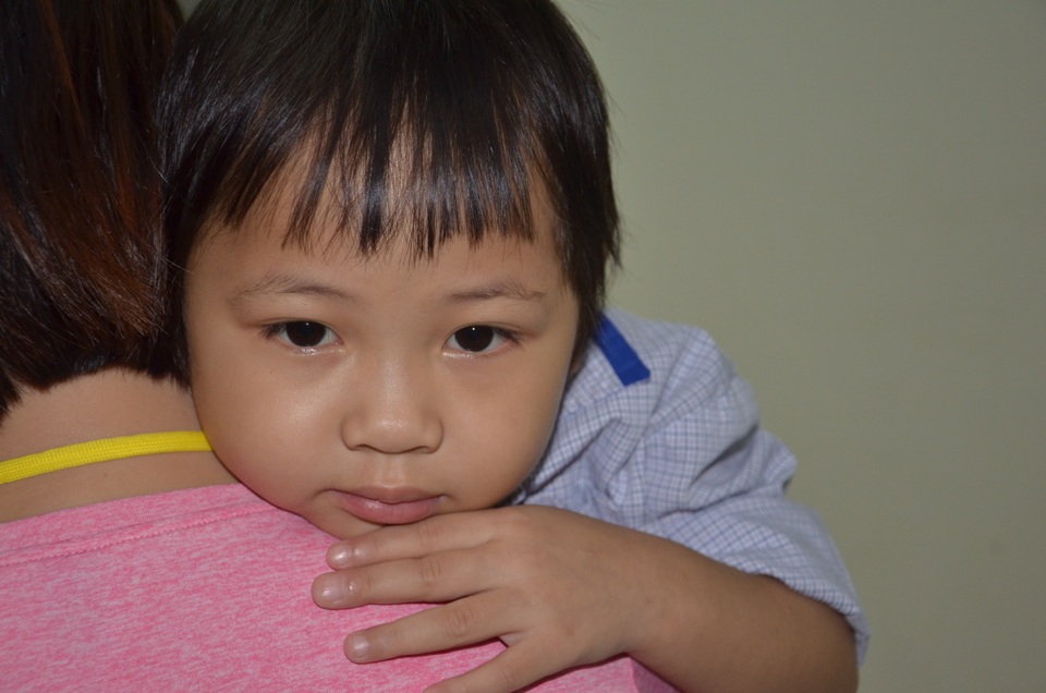 Thương bé gái gia cảnh quá nghèo khóc ngặt nghẽo, xin hãy cứu em! - 2 Thương bé gái gia cảnh quá nghèo khóc ngặt nghẽo, xin hãy cứu em! - 2