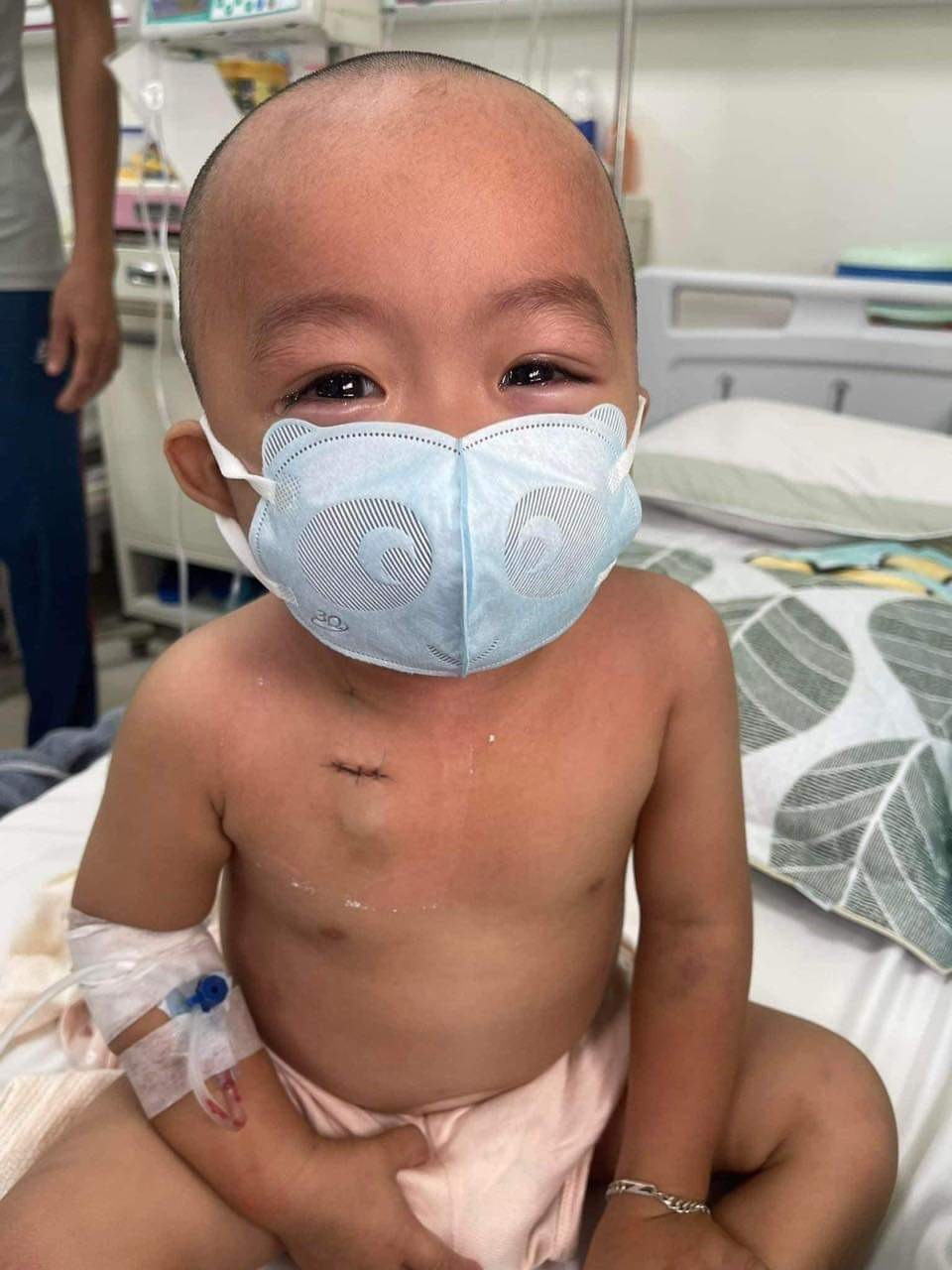 রাতে হাসপাতালে একক মা লাইভস্ট্রিম করেন, সকালে তার সন্তানের সাথে ক্যান্সারের সাথে লড়াই করেন - ৪ Mẹ đơn thân đêm livestream ở bệnh viện, sáng cùng con chiến đấu với ung thư - 4