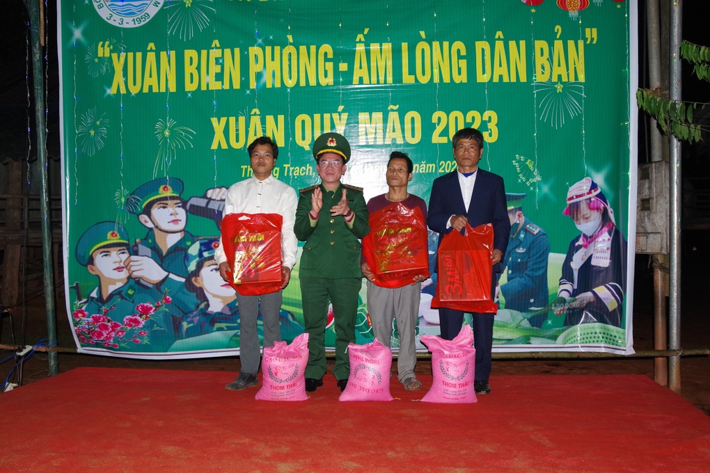 Mỗi hộ nghèo nhận quà Tết trị giá 1 triệu đồng - 1 Mỗi hộ nghèo nhận quà Tết trị giá 1 triệu đồng - 1
