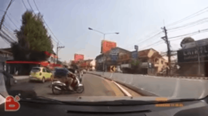 Quay thanh niên hổ báo đập kính ô tô, cụ già bị mắng có hành động hung hãn khiến tất cả bất ngờ - Ảnh 1. Quay thanh niên hổ báo đập kính ô tô, cụ già bị mắng có hành động hung hãn khiến tất cả bất ngờ - Ảnh 1.
