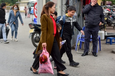 Người dân mang gà, vịt trở lại thủ đô sau kỳ nghỉ Tết Nguyên đán