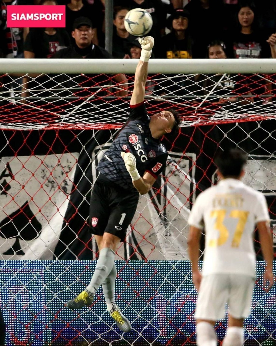Đặng Văn Lâm lại chơi hay, giúp Muangthong chiến thắng tại Thai-League - 2 Đặng Văn Lâm lại chơi hay, giúp Muangthong chiến thắng tại Thai-League - 2