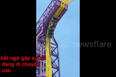 Tàu lượn gặp sự cố khiến khách bị treo lộn ngược trên cao