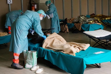 Những ngày quay cuồng trong "sóng thần" Covid-19 của bác sĩ Italia