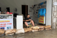 Người Hà Nội kể phút nước lũ tràn vào nhà, chi tiền triệu mua gấp bao cát