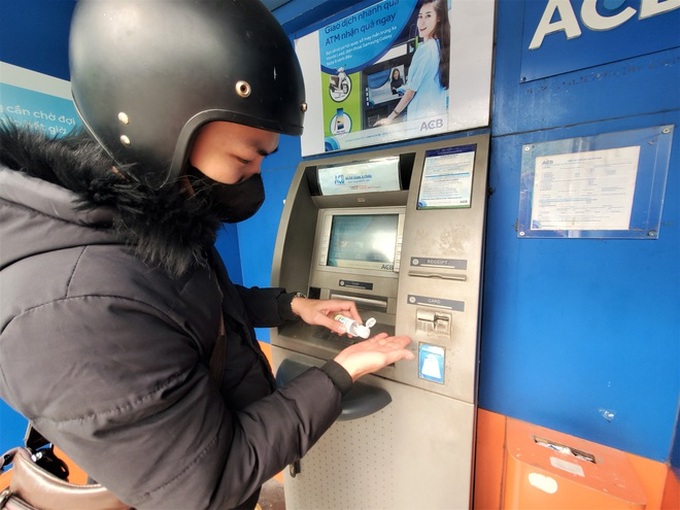 Tiếp xúc hàng trăm người/ngày nhưng ATM không có nước sát khuẩn, cồn rửa tay phòng Covid-19 - Ảnh 6. Tiếp xúc hàng trăm người/ngày nhưng ATM không có nước sát khuẩn, cồn rửa tay phòng Covid-19 - Ảnh 6.
