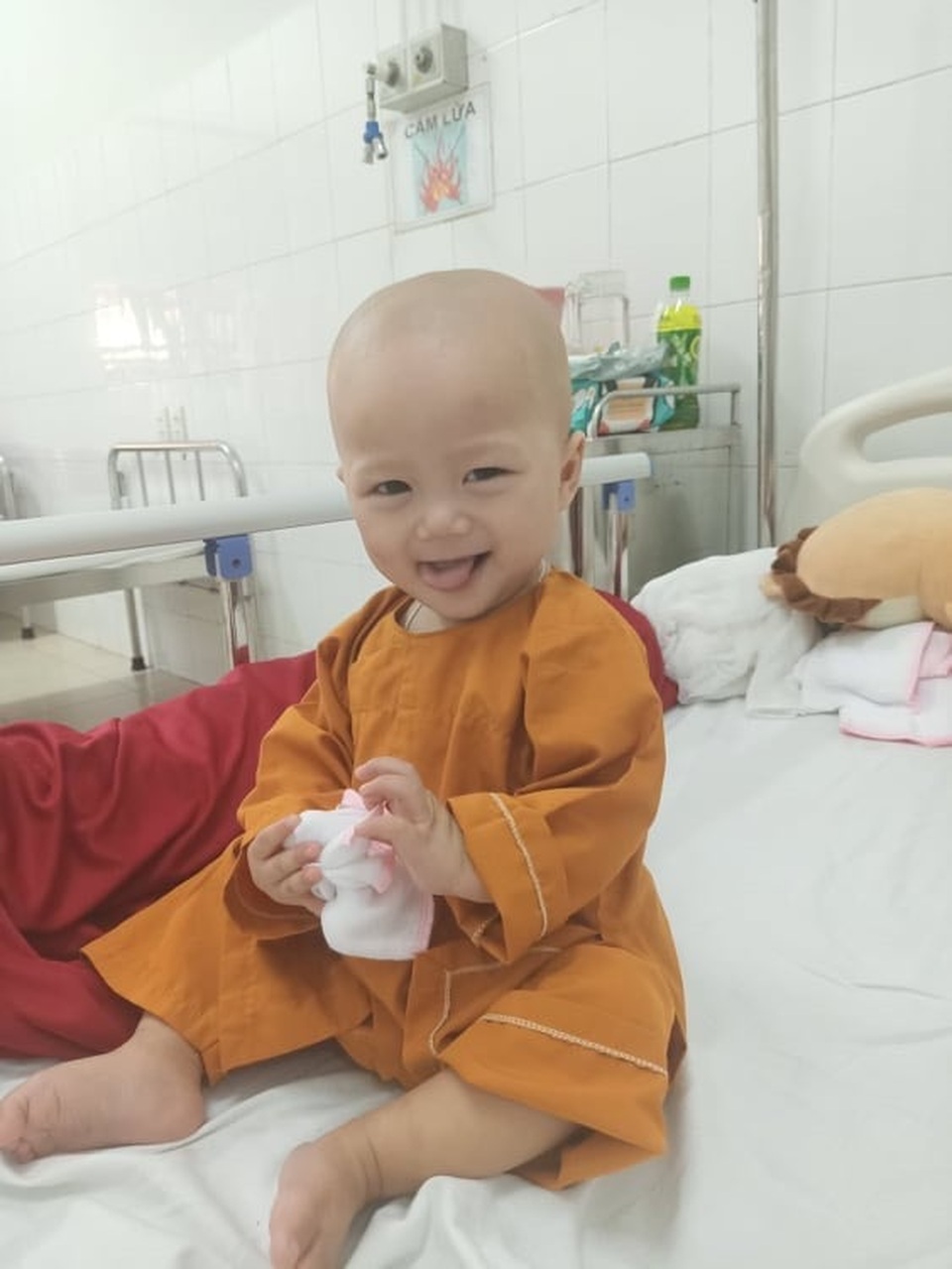Cầu mong phép mầu đến với bé trai 1 tuổi bị ung thư kép hành hạ - 7 Cầu mong phép mầu đến với bé trai 1 tuổi bị ung thư kép hành hạ - 7