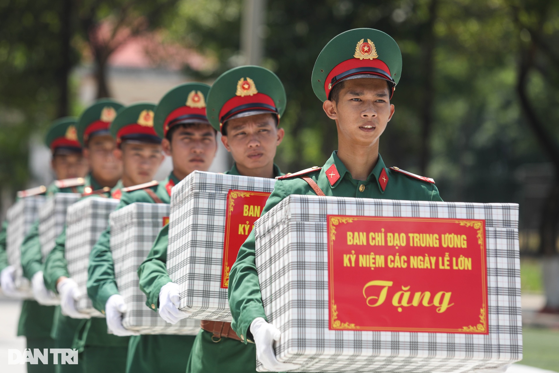 Ông Nguyễn Trọng Nghĩa thăm, động viên lực lượng tham gia diễu binh ở TPHCM - 2 Ông Nguyễn Trọng Nghĩa thăm, động viên lực lượng tham gia diễu binh ở TPHCM - 2