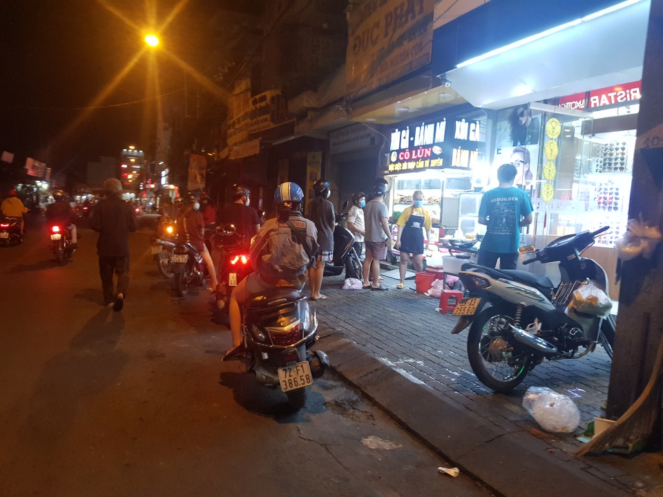 Hàng quán nhộn nhịp.jpg Hàng quán nhộn nhịp.jpg