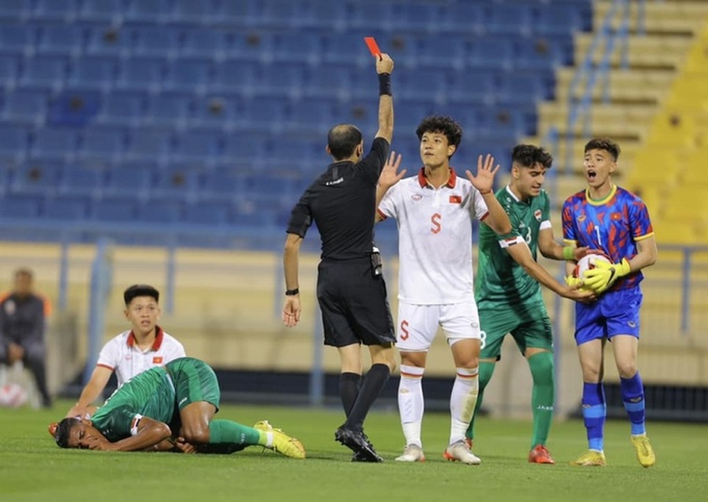 Rút hai thẻ đỏ với U23 Việt Nam, trọng tài làm điều chưa từng có - 1 Rút hai thẻ đỏ với U23 Việt Nam, trọng tài làm điều chưa từng có - 1