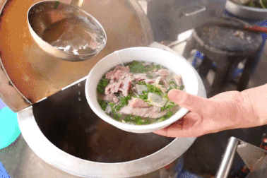 Quán phở quê Hà Nội 30 năm không biển hiệu, hết trăm bát trong 2 giờ