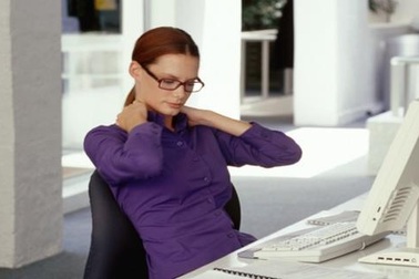 Tư thế xấu kéo dài dẫn tới viêm xương khớp ở người trẻ