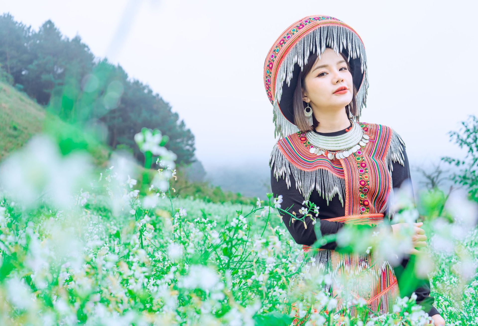 White mustard flowers are vast in Moc Chau, tourists from everywhere flock to take photos - 10