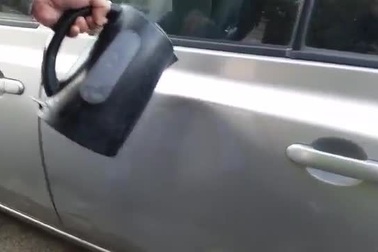 Mẹo chữa móp xe bằng...nước sôi