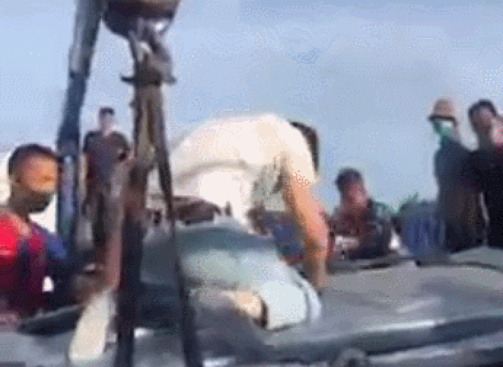Sống sót thần kỳ sau tai nạn kinh hoàng, tài xế chắp tay vái lạy người dân - 1 Sống sót thần kỳ sau tai nạn kinh hoàng, tài xế chắp tay vái lạy người dân - 1