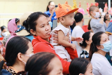 "Con không muốn truyền thuốc, con muốn chơi Trung thu…"