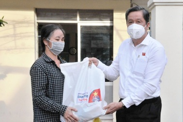 Trao 300 túi an sinh tới người dân TP Cần Thơ trong tâm dịch Covid-19