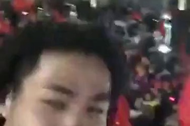 Công Phượng khoe clip được người dân chào đón trên đường phố