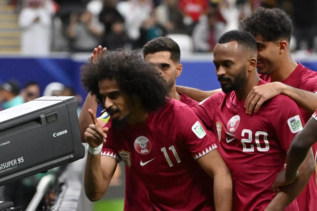 Qatar giành quyền vào tứ kết Asian Cup nhờ bàn thắng trên chấm phạt đền - 3