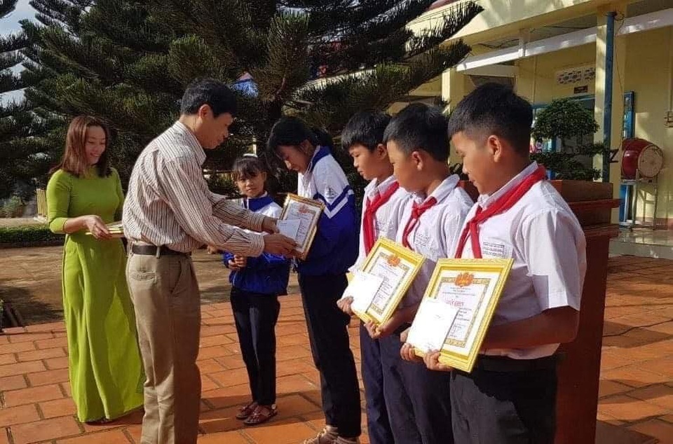 Không tham của rơi, nhóm học sinh được tuyên dương - 1 Không tham của rơi, nhóm học sinh được tuyên dương - 1