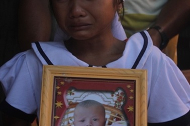 “Sao mẹ và em con lại chết thảm thiết thế này ?”