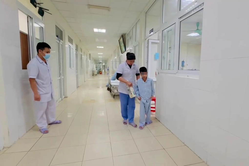 Hai trẻ nghi ngộ độc sau ăn bim bim đã tỉnh táo, có thể tự ăn - 1