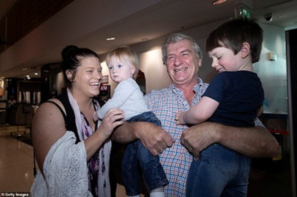 Cảnh tượng kỳ lạ các “hotboy” cởi trần đón du khách tại sân bay - 6