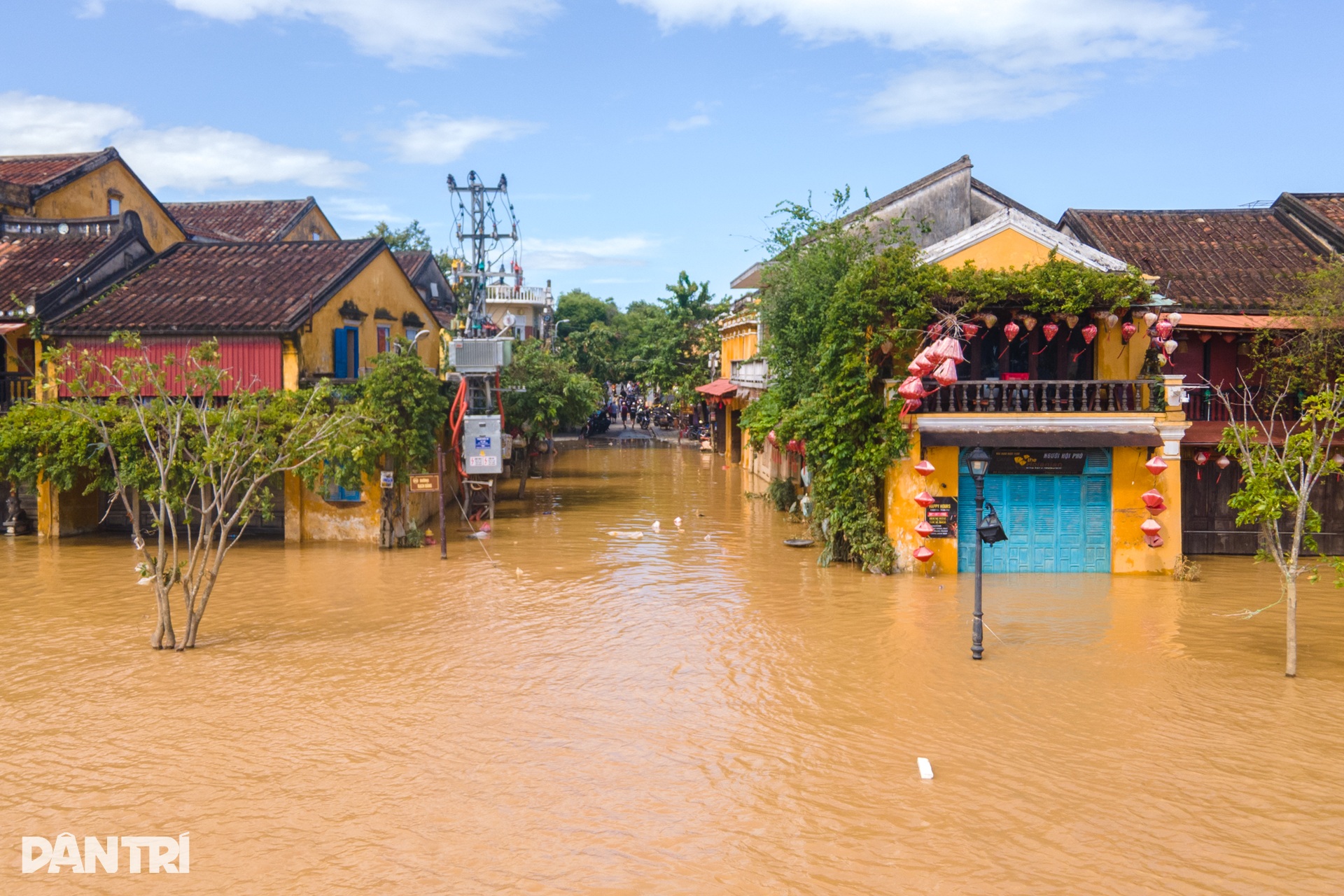 ទីក្រុង Hoi An រស់ឡើងវិញបន្ទាប់ពីព្យុះ និងទឹកជំនន់ មានភាពអ៊ូអរ ដើម្បីស្វាគមន៍ភ្ញៀវទេសចរមកវិញ - ២ Hội An bừng sức sống sau bão lũ, nhộn nhịp đón khách du lịch trở lại - 2
