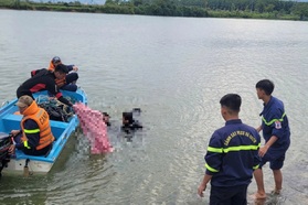 Phát hiện đôi dép và điện thoại trên cầu Bạch Đằng, người dân báo cảnh sát