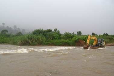 Tìm thấy xác 2 trong số 5 nạn nhân trên ô tô bị lũ cuốn 