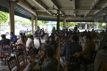 Hàng loạt quán ăn, quán cà phê đông khách trở lại:  Ít người đeo khẩu trang