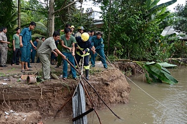Mưa lớn làm tốc mái nhiều căn nhà, 5 người bị thương