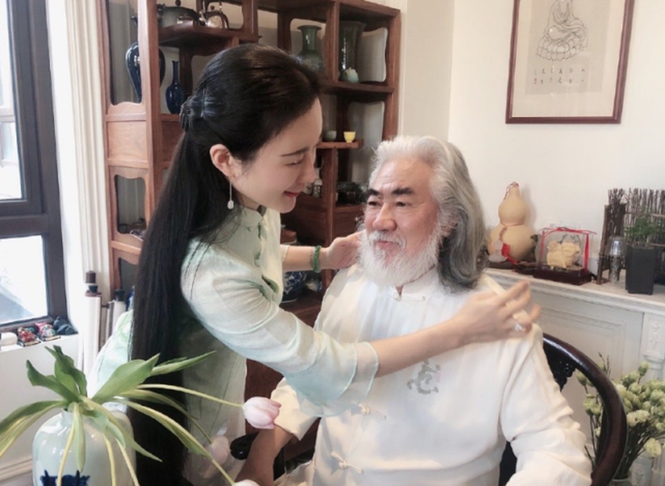 Tuổi thất thập, đạo diễn Trương Kỷ Trung vui thú ở nhà... bế con - 13 Tuổi thất thập, đạo diễn Trương Kỷ Trung vui thú ở nhà... bế con - 13
