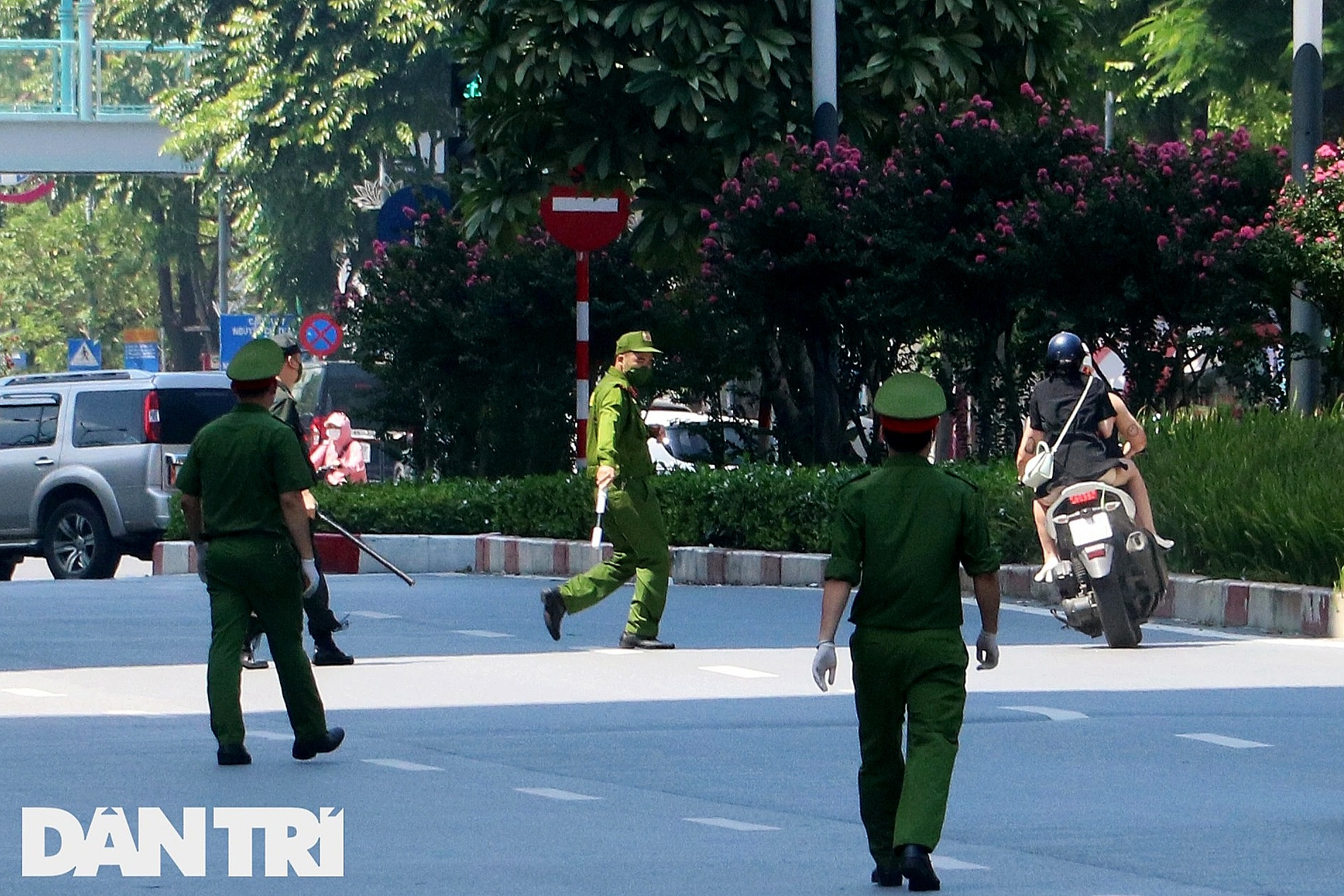 Ảnh tuần: Cay khóe mắt cảnh vợ chồng vạ vật chăm con 10 tháng tuổi ở TPHCM - 3 Ảnh tuần: Cay khóe mắt cảnh vợ chồng vạ vật chăm con 10 tháng tuổi ở TPHCM - 3
