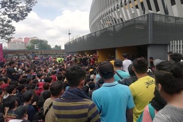 Người hâm mộ bóng đá Malaysia cũng phải săn vé “chợ đen”
