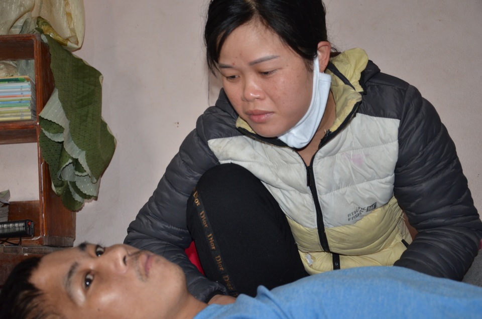 Xót xa cảnh người cha liệt tứ chi, 2 đứa con nguy cơ bỏ học giữa chừng - 4 Xót xa cảnh người cha liệt tứ chi, 2 đứa con nguy cơ bỏ học giữa chừng - 4