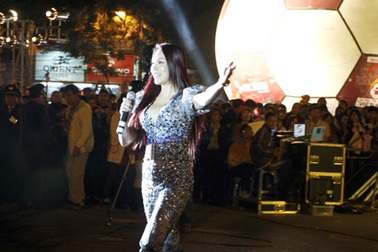 Hồ Quỳnh Hương làm "nóng" lễ chia tay đội U23 Việt Nam